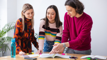 Administracja i finanse samorządowe | Studia I stopnia w Opolu | Uniwersytet WSB Merito Opole: Główna grafika: Opole - studia I stopnia - specjalność administracja i finanse samorządowe - Grupa osób wspólnie pracująca nad projektem