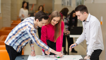 Kryminologia i kryminalistyka | Studia I stopnia w Opolu | Uniwersytet WSB Merito Opole: Główna grafika: Opole - studia I stopnia - specjalność kryminologia i kryminalistyka - Grupa osób wspólnie pracująca nad projektem