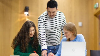 Doradztwo podatkowe | Studia II stopnia w Opolu | Uniwersytet WSB Merito Opole: Główna grafika: Opole - studia II stopnia - specjalność Doradztwo podatkowe - dwie studentki pracujące nad projektem pod okiem wykładowcy