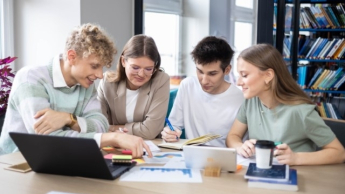 Rachunkowość | Studia I stopnia w Opolu | Uniwersytet WSB Merito Opole: Główna grafika: Opole - studia I stopnia - specjalność Rachunkowość - Grupa osób pracująca nad projektem