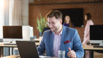 Neuroprzywództwo | Studia podyplomowe w Opolu | Uniwersytet WSB Merito Opole: Główna grafika: Opole - studia podyplomowe - Neuroprzywództwo - Mężczyzna korzystający z laptopa