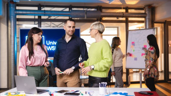 Neuroprzywództwo | Studia podyplomowe w Opolu | Uniwersytet WSB Merito Opole: Główna grafika: Opole - studia podyplomowe - Neuroprzywództwo - Grupa osób pracująca wspólnie nad projektem