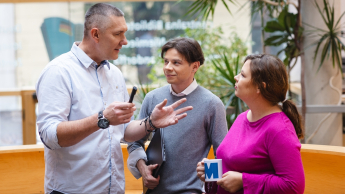 Sztuczna inteligencja i Data Science | Studia I stopnia w Opolu | Uniwersytet WSB Merito Opole: Główna grafika: Opole - studia II stopnia z podyplomowymi - administracja bezpieczeństwa publicznego - studenci stoją wspólnie i rozmawiają