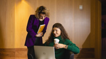 Strategie Digital Marketingu | Studia I stopnia w Opolu | Uniwersytet WSB Merito Opole: Studentki analizują treści z laptopa