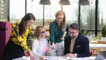 AI: prawo i etyka | Uniwersytet WSB Merito Opole: Główna grafika: Opole - studia podyplomowe - AI: prawo i etyka - uczestnicy studiów podyplomowych analizują wspólnie notatki