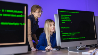 Programowanie | Studia I stopnia w Opolu | Uniwersytet WSB Merito Opole: Główna grafika: Opole - studia I stopnia - Informatyka: Programowanie - studentki pracują przy komputerze
