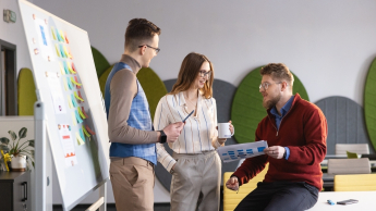 Główna grafika: Opole - studia I stopnia licencjackie - Pedagogika: Pedagogika: Pedagogika opiekuńczo-wychowawcza z pedagogiką Montessori- studenci rozmawiają w sali lekcyjnej