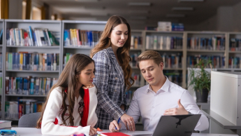 Pedagogika opiekuńczo-wychowawcza i innowacyjny warsztat pracy pedagoga | Studia II stopnia w Opolu | Uniwersytet WSB Merito Opole: Główna grafika: Opole - studia II stopnia - Pedagogika: Pedagogika opiekuńcza i innowacyjny warsztat pracy pedagoga - studenci analizują treści z laptopa