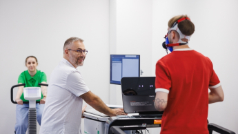 Dietetyka sportowa | Studia II stopnia w Opolu | Uniwersytet WSB Merito Opole: Główna grafika: Opole - studia II stopnia- Dietetyka: Dietetyka sportowa- studenci wykonują ćwiczenia w laboratorium dietetycznym