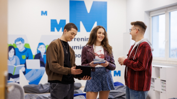 Strategie Digital Marketingu | Studia I stopnia w Opolu | Uniwersytet WSB Merito Opole: Główna grafika: Opole - studia I stopnia - Media i komunikacja w biznesie - Strategie Digital Marketingu- studenci stoją na korytarzu i rozmawiają