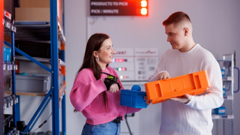 Logistyka i spedycja międzynarodowa | Studia I stopnia w Opolu | Uniwersytet WSB Merito Opole: Główna grafika: Opole - studia I stopnia inżynierskie - Logistyka: Logistyka i spedycja międzynarodowa - studenci rozmawiają ze sobą w sali logistyki