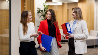 Cloud DevOps Engineer Administrator | Studia podyplomowe w Opolu | Uniwersytet WSB Merito Opole: Główna grafika: Opole - studia podyplomowe -Cloud DevOps Engineer Administrator - uczestniczki studiów podyplomowych rozmawiają wspólnie na korytarzu
