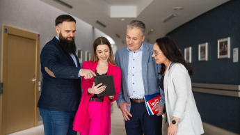 Architekt rozwiązań IT w chmurze obliczeniowej | Studia podyplomowe w Opolu | Uniwersytet WSB Merito Opole: Główna grafika: Opole - studia podyplomowe - uczestnicy analizują treści z tableta