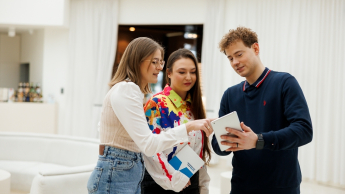 Programista Python Developer | Studia podyplomowe w Opolu | Uniwersytet WSB Merito Opole: Główna grafika: Opole - studia podyplomowe - Programista  Python Developer - uczestnicy studiów podyplomowych analizują treści z tableta