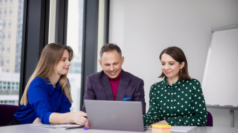Główna grafika: Opole - studia podyplomowe - Copywriting sprzedażowy z AI - uczestnicy studiów podyplomowych siedzą i analizują treści z laptopa