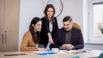 Architekt rozwiązań IT w chmurze obliczeniowej | Studia podyplomowe w Opolu | Uniwersytet WSB Merito Opole: Główna grafika: Opole - studia podyplomowe -Sztuczna inteligencja (AI) z elementami cyberpsychologii - uczestnicy studiów podyplomowych analizują wspólnie notatki 