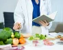 Przerwa w pracy działów uczelni | 1-3 maja | Aktualności | Uniwersytet WSB Merito Opole: Zdjęcie główne: Opole - konferencja Meritum Żywienia - dietetyk pracuje z żywnością