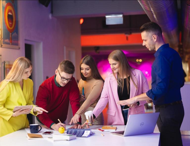 Projekty i usługi | Uniwersytet WSB Merito Opole: Studenci Uniwersytetu WSB Merito Opole pracujący nad wspólnym projektem.