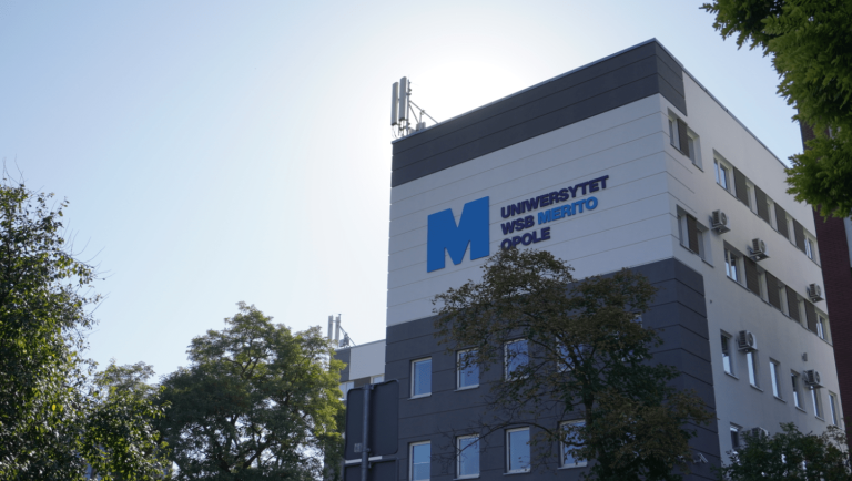 Maturzyści | Uniwersytet WSB Merito Opole: Budynek Uniwersytetu WSB Merito Opole