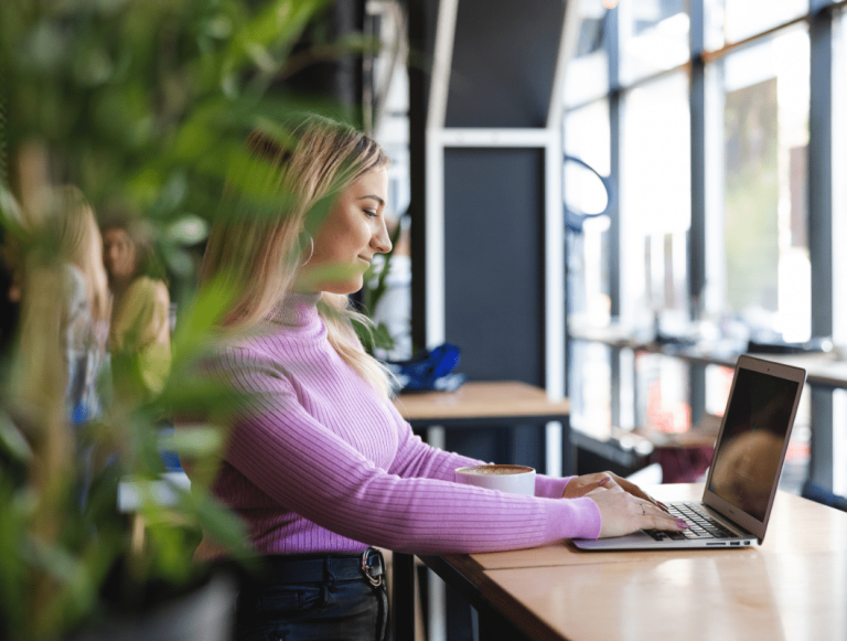 Cyfrowy uniwersytet | Uniwersytet WSB Merito Opole: Studentka korzystająca z laptopa.