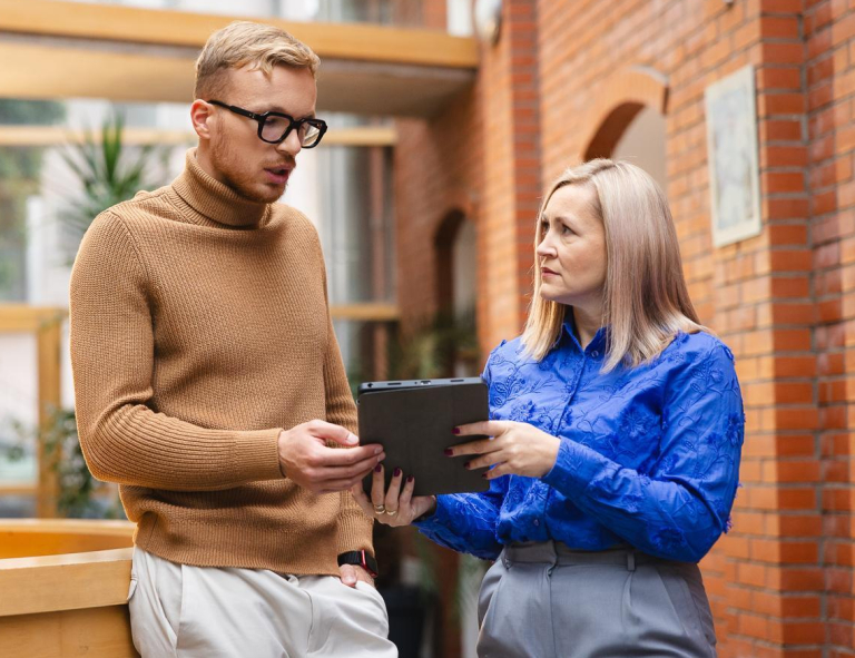 Finanse i rachunkowość | Studia I stopnia w Opolu | Uniwersytet WSB Merito Opole: Dwoje studentów używających tabletu