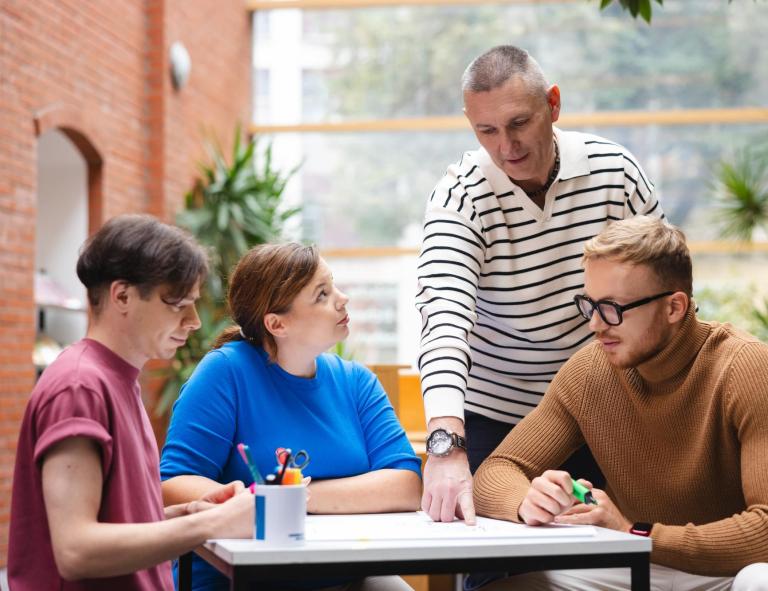 Administracja bezpieczeństwa publicznego | Studia II stopnia w Opolu | Uniwersytet WSB Merito Opole: Grupa studentów pracująca nad projektem pod okiem wykładowcy