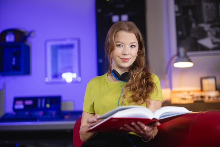 Inżynieria zarządzania procesami produkcyjnymi | Studia I stopnia w Opolu | Uniwersytet WSB Merito Opole: Dziewczyna trzymająca książkę