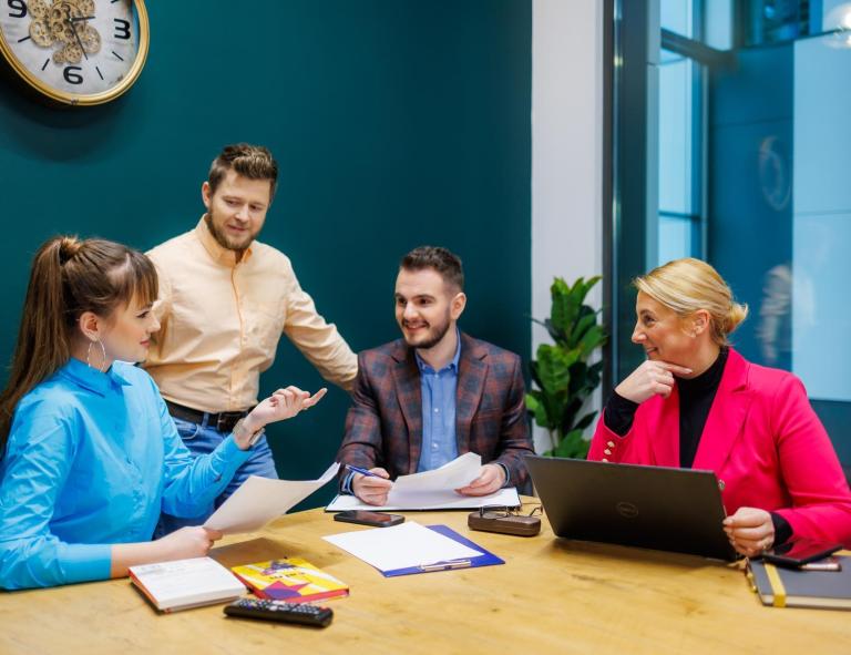 Prawo w zarządzaniu | Studia I stopnia w Opolu | Uniwersytet WSB Merito Opole: na zdjęciu grupa studentów, siedząca za stołem z notatkami