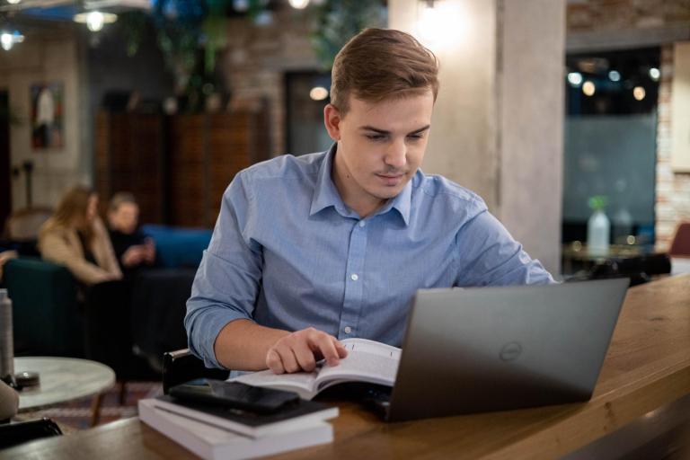 Administracja i bezpieczeństwo wewnętrzne | Studia II stopnia w Opolu | Uniwersytet WSB Merito Opole: Student pracujący przy laptopie