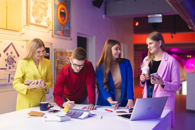 Rachunkowość i sprawozdawczość finansowa | Studia II stopnia ze studiami podyplomowymi  | Uniwersytet WSB Merito Opole: Grupa studentów pracująca nad projektem
