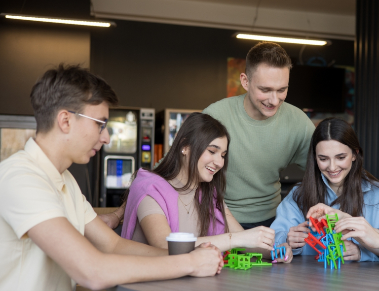Zarządzanie | Studia II stopnia w Opolu | Uniwersytet WSB Merito Opole: Grupa studentów grająca w gry 