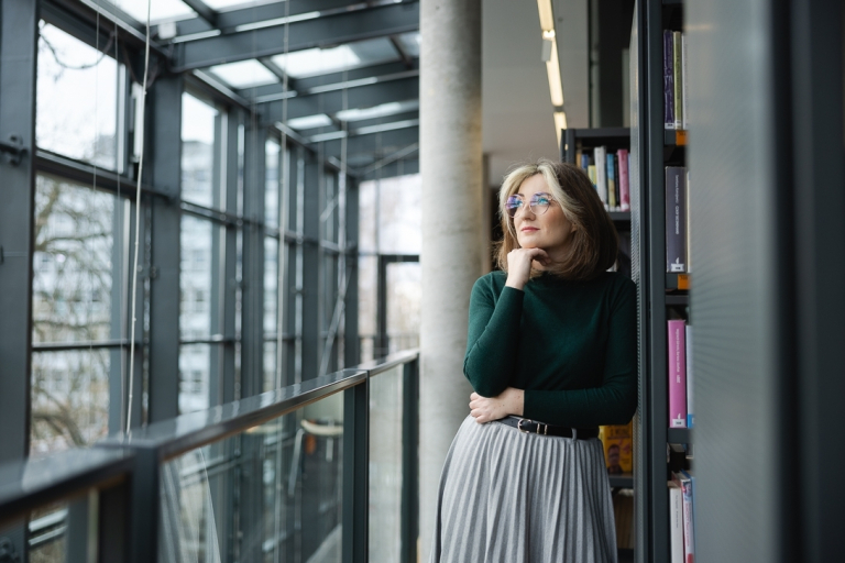 Planowanie produkcji – nowoczesne   narzędzia: SAP S/4HANA, Siemens Opcenter APS | Studia podyplomowe w Opolu | Uniwersytet WSB Merito Opole: Kobieta w bibliotece