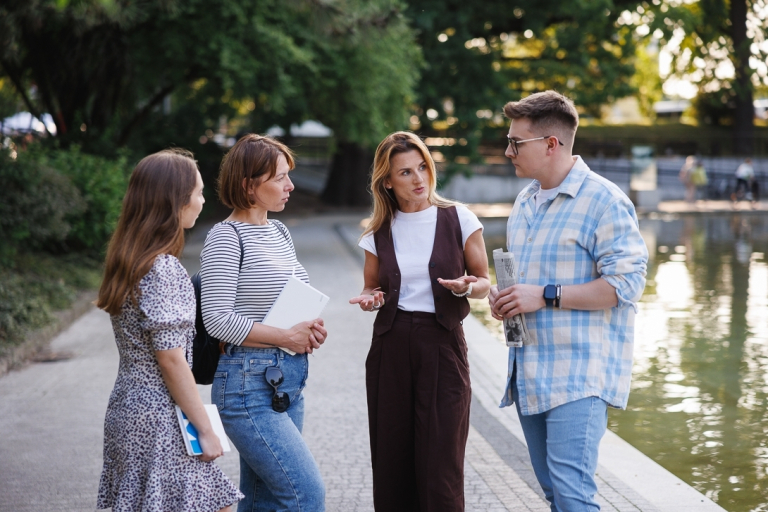 Studia II stopnia z podyplomowymi w Opolu | Uniwersytet WSB Merito Opole: Główna grafika: Opole - Poznaj nas - Grupa znajomych na spacerze