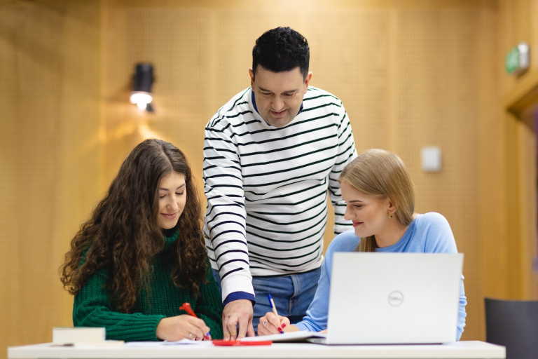 Służba cywilna w administracji | Studia I stopnia w Opolu | Uniwersytet WSB Merito Opole: Studentki wspólnie pracujące nad projektem pod okiem wykładowcy