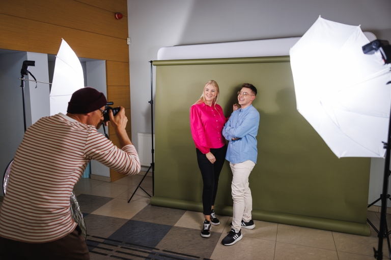 Marketing cyfrowy i grafika reklamowa | Studia I stopnia w Opolu | Uniwersytet WSB Merito Opole: Studenci na zajęciach fotograficznych