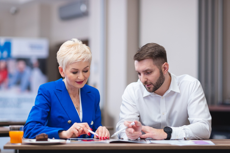 Studia podyplomowe w Opolu | Uniwersytet WSB Merito Opole: Dwie osoby przeglądające notatki