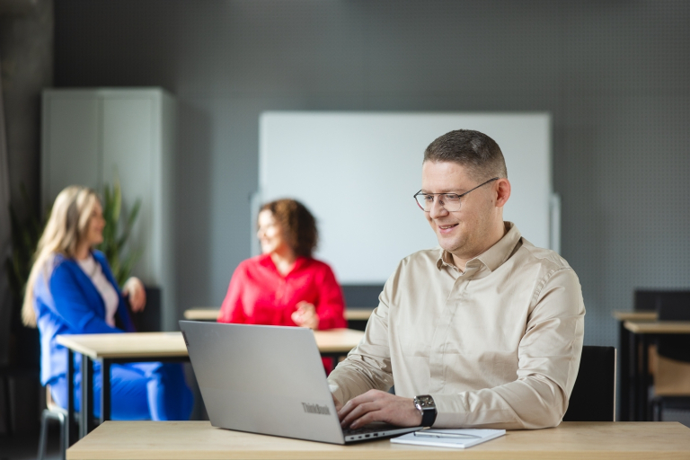 Inżynieria oprogramowania dla SAP S/4HANA i programowanie w języku ABAP | Studia podyplomowe w Opolu | Uniwersytet WSB Merito Opole: Mężczyzna korzystający z laptopa