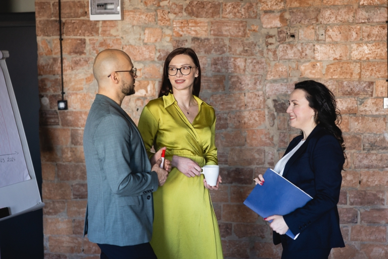 Marketing kultury | Studia podyplomowe w Opolu | Uniwersytet WSB Merito Opole: Grupa rozmawiających znajomych