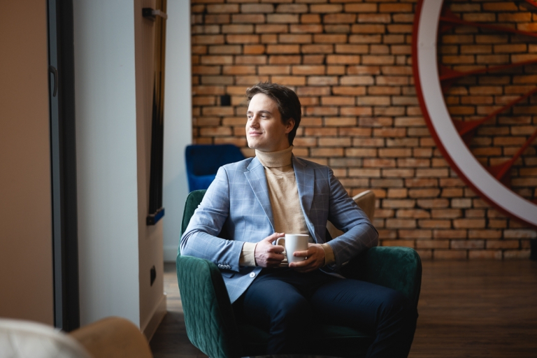 II edycja Akademii Ratownika Emocjonalnego | Aktualności | Uniwersytet WSB Merito Opole: Główna grafika: Opole - studia podyplomowe - Zintegrowany system informatyczny SAP ERP - Mężczyzna siedzący w fotelu