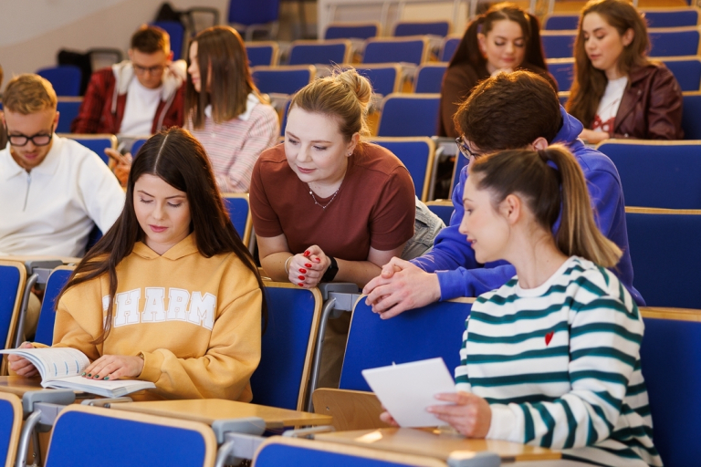 Zrównoważony rozwój | Uniwersytet WSB Merito Opole: Studenci w auli, przeglądają notatki