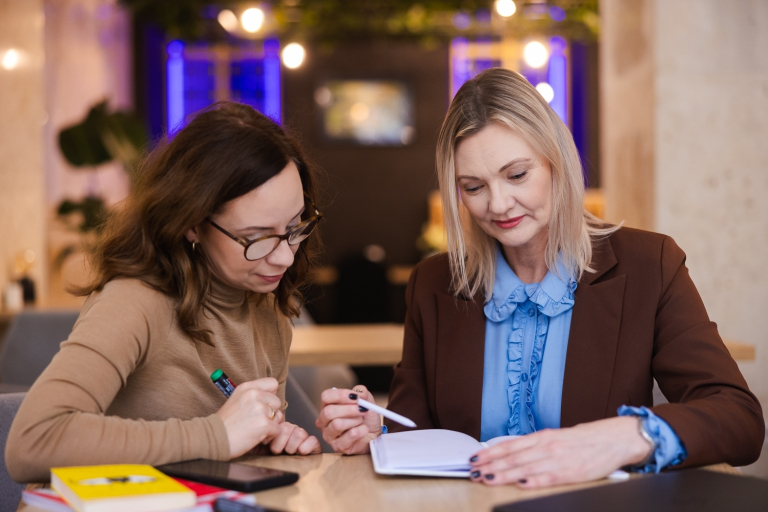 Psychologia polityki i komunikacja w kampaniach wyborczych | Studia podyplomowe w Opolu | Uniwersytet WSB Merito Opole: Główna grafika: Opole - studia podyplomowe - Terapia uzależnień - uczestniczki studiów podyplomowych analizują wspólnie notatki z zeszytu