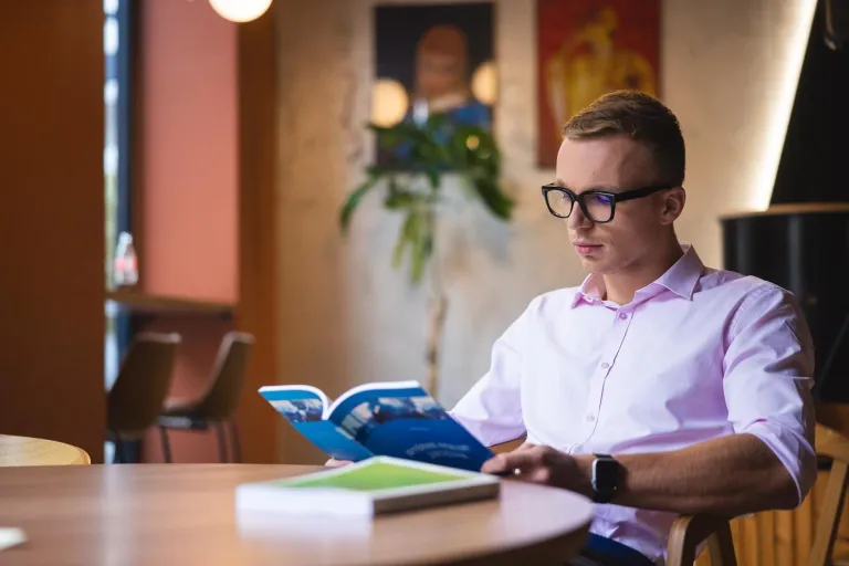 Logistyka | Studia I stopnia w Opolu | Uniwersytet WSB Merito Opole: na zdjęciu student czytający książkę 