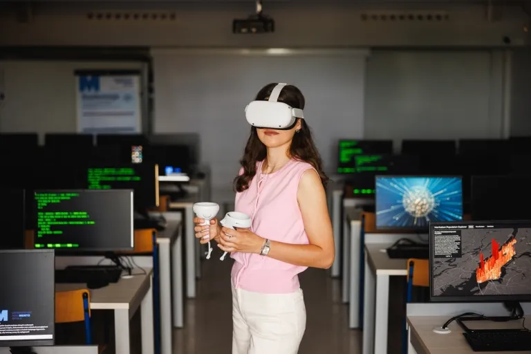 Bezpieczeństwo i higiena pracy | Studia I stopnia w Opolu | Uniwersytet WSB Merito Opole: Studentka w goglach VR