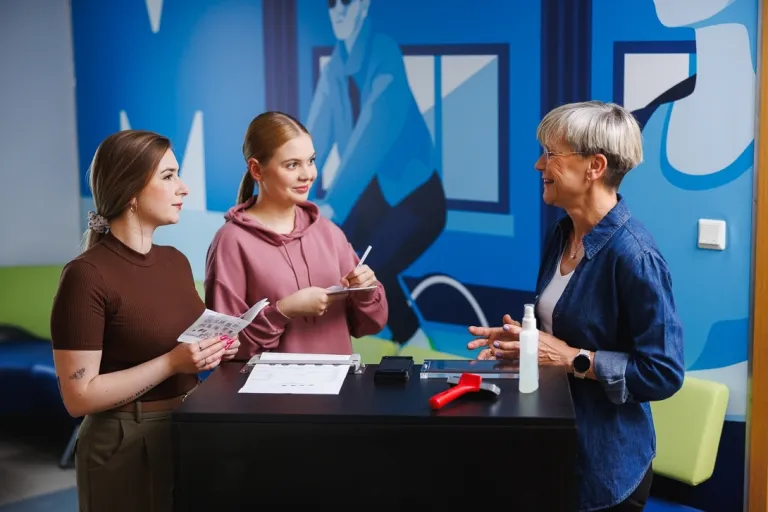 Administracja bezpieczeństwa publicznego | Studia II stopnia w Opolu | Uniwersytet WSB Merito Opole: Dwie studentki słuchające wykładowczyni