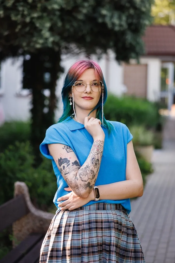 Pedagogika | Studia II stopnia w Opolu | Uniwersytet WSB Merito Opole: Dziewczyna w spódnicy w kratę
