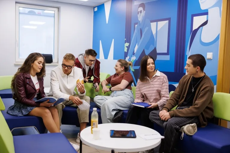 Wyniki wyszukiwania | Uniwersytet WSB Merito Opole: Grupa znajomych odpoczywająca w strefie studenta