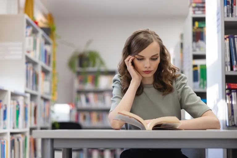 Studentka siedzi i czyta książkę