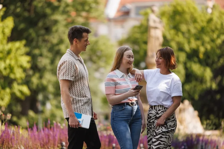 Dietetyka | Studia II stopnia w Opolu | Uniwersytet WSB Merito Opole: Studenci rozmawiają na dworze