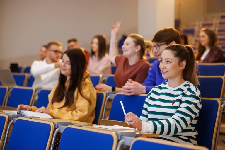 Dietetyka pediatryczna | Studia II stopnia w Opolu | Uniwersytet WSB Merito Opole: Studenci uczestniczą na wykładzie na auli