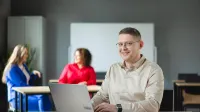 Wyniki wyszukiwania | Uniwersytet WSB Merito w Poznaniu: Mężczyzna przy laptopie w sali wykładowej.